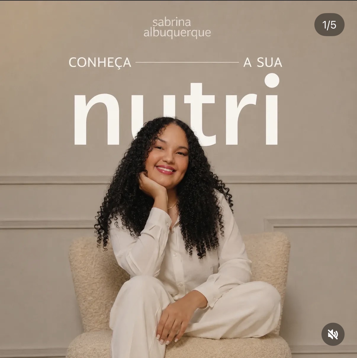 Sabrina Albuquerque sorrindo, vestida de branco, em seu retrato profissional